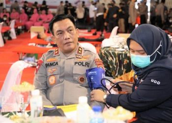 Kapolda Sumut Irjen Pol Drs RZ Panca Putra S MSi saat lakukan donor darah. (Foto Ist)