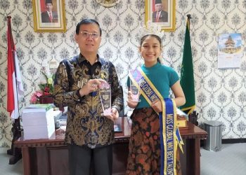 Dwi Aprillia Riswidiyani bersama Ketua DPRD Medan Hasyim. (Foto Romulo)