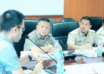 Ketua Komisi III DPRD Medan Afif Abdillah SE saat memimpin rapat bersama BPPRD Kota Medan. (Foto Romulo)