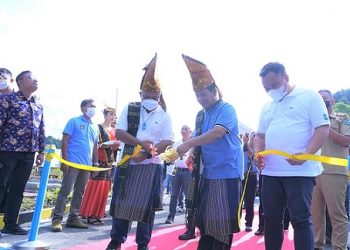 Bupati Simalungun Radiapoh Hasiholan Sinaga SH, beserta General Manager PT PLN (Persero) Unit Induk Wilayah Sumatera utara Pandapotan Manurung dan Manager PT PLN (Persero) UP3 Pematangsiantar, Petrus Gading Aji NP