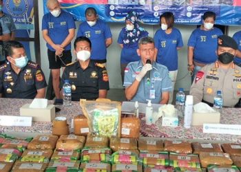 Para pelaku pengiriman shabu yang diamankan BNNP Sumut. (Foto Ist)