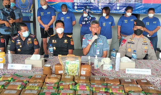 Para pelaku pengiriman shabu yang diamankan BNNP Sumut. (Foto Ist)