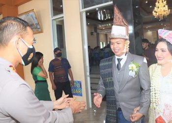 Kapolres Siantar AKBP Fernando SH, SIK memberika ucapan selamat kepada kedua mempelai pengantin