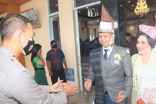 Kapolres Siantar AKBP Fernando SH, SIK memberika ucapan selamat kepada kedua mempelai pengantin