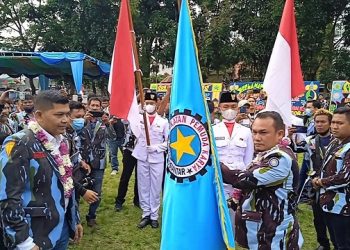 Ketua DPD IPK Provinsi Sumut, Bastian Panggabean, S.Si.apt dengan menyerahkan pataka bendera IPK kepada Ketua DPD IPK Kota Siantar Andilo E Siahaan, SHut, MSi