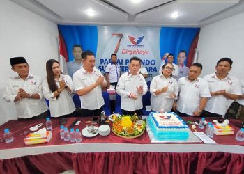 Ketua DPW Partai Perindo Sumut, Rudi Zulham Hasibuan bersama sejumlah mengelar syukuran Ulang Tahun ke 7 (Foto Romulo)