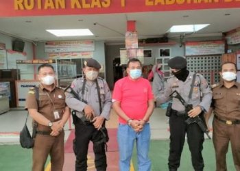Jonggor Ranto Panjaitan Mantan Kepsek SMAN 8 saat ditahan. (Foto Ist)