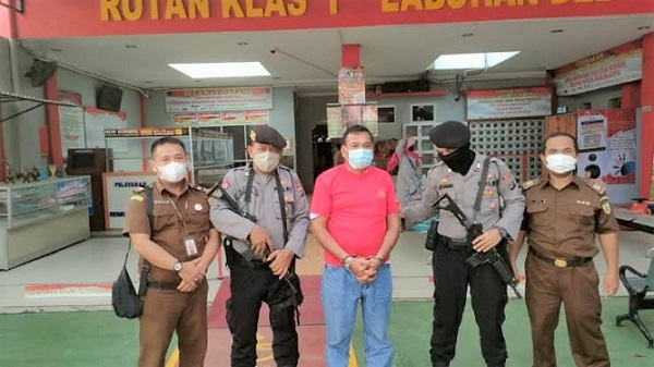 Jonggor Ranto Panjaitan Mantan Kepsek SMAN 8 saat ditahan. (Foto Ist)