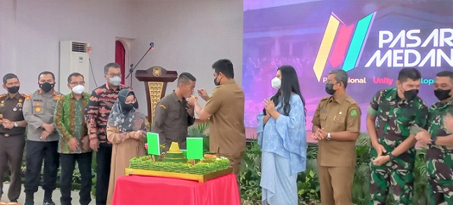 Bobby Nasution Wali Kota Medan saat hadir di HUT ke-29 PUD Pasar Medan serta memberikan kue kepada Suwarno Dirut PUD Pasar. (Foto Romulo)