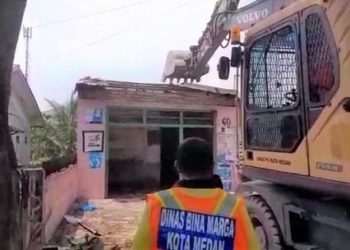 Tim Pemko Medan membuka Jalan Aman Lingkungan 2 dan 1 Kelurahan Cinta Damai Kecamatan Medan Helvetia yang sudah tertunda selama 20 tahun. (Foto Ist)