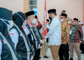 Wali Kota Medan, M. Bobby Afif Nasution saat melepas keberangkatan kloter 4 jamaah calon haji Medan. (Foto Ist)