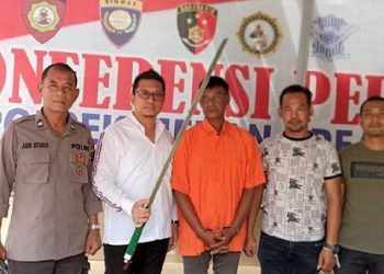 Pelaku pengancaman, Yoldesi dan barang bukti diapit polisi 