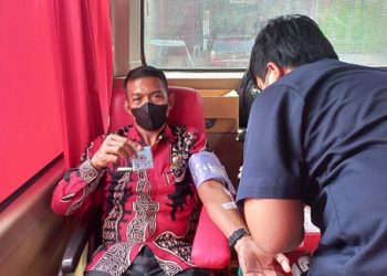 Suwarno Dirut PUD Pasar Medan lakukan donor darah. (Foto Romullo)