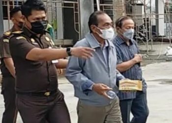 Mantan Bupati Tobasa Sahala Tampubolon dan mantan Sekda Parlindungan Simbolon dibawa tim Kejari. (Foto Ist)