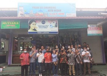 Suwarno Dirut PUD Pasar bersama jajaran Bank BNI yang dipimpin Assistant Vice President (AVP) BNI Titin Kartini di Pasar Sei Sikambing ,Medan. (Foto Romulo)