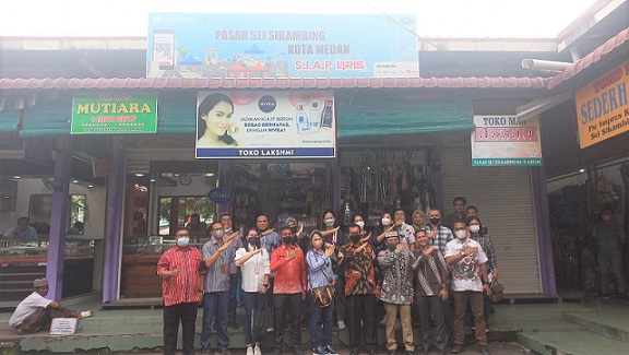 Suwarno Dirut PUD Pasar bersama jajaran Bank BNI yang dipimpin Assistant Vice President (AVP) BNI Titin Kartini di Pasar Sei Sikambing ,Medan. (Foto Romulo)