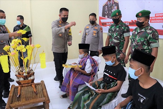 Kapolres Tanjungbalai AKBP Triyadi SH, SIk bersama Wakapolres Kompol H. Jumanto SH memberikan upah-pah dan kain sarung serta tali asih kepada anak-anak yang menjadi peserta khitanan massal pada kegiatan Bakti Kesehatan Polri di Polres Tanjungbalai