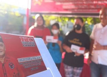 Anggota DPRD Medan Robi Barus saat menggelar sosialisasi ke VI Tahun 2022 produk hukum Pemko Medan Perda Kota Medan No 9 Tahun 2017 tentang pengangkatan dan pemberhentian Kepling di Jln Mawar Raya, Helvetia Tengah , Kecamatan Medan Helvetia. (Foto Romulo)