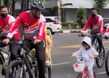 Bobby Nasution dan putrinya, Sedah Mirah Naution saat bersepeda. (Foto Ist)