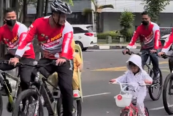 Bobby Nasution dan putrinya, Sedah Mirah Naution saat bersepeda. (Foto Ist)