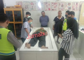 Personil Unit Laka melihat jenajah Parlindungan Manik saat di visum Tim Forensik Ruangan Jenajah RSUD dr Djasamen Saragih
