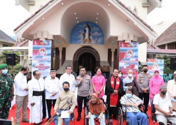 Kapolda Sumut Irjen Pol RZ Panca Putra Simanjuntak MSi bakti sosial religi dan bantuan sosial di Gereja Katedral (Foto Ist)