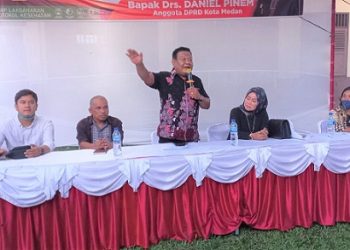 Anggota DPRD Medan Daniel Pinem saat menggelar Sosialisasi Perda No.4 Tahun 2012 tentang Sistem Kesehatan Kota Medan. (Foto Romulo)