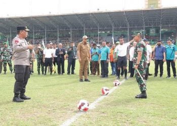 Pangdam I/BB, Mayjen TNI Achmad Daniel Chardin, Kapoldasu dan Wali Kota Medan saat lakukan Kick Off Liga Santri. (Foto Ist)