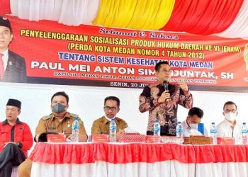Anggota DPRD Medan Paul Mei Anton Simanjuntak saat menggelar sosialisasi ke VI Tahun 2022 produk hukum Pemko Medan Perda No 4 Tahun 2012 tentang sistem kesehatan di Jl Gaharu Gg Harmoni. (Foto Ist)