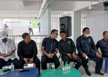 Jajaran Direksi PUD Pasar dipimpin Suwarno dan jajaran anggota Komisi III DPRD Medan dipimpin Afif Abdillah. (Foto Romulo)