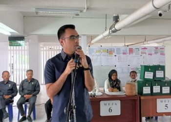 Ketua Komisi III DPRD Medan Afif Abdillah saat sidak di Pasar Aksara Baru. (Foto Romulo)