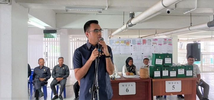 Ketua Komisi III DPRD Medan Afif Abdillah saat sidak di Pasar Aksara Baru. (Foto Romulo)