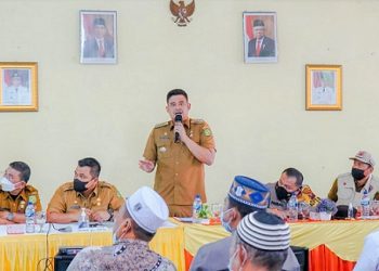 Wali Kota Medan, Bobby Nasution saat memimpin rapat pembangunan tanggul dengan masyarakat di Kantor Kelurahan Belawan Bahagia. (Foto Ist)