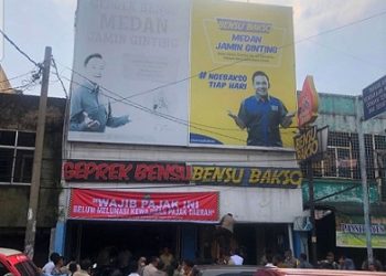 Geprek Bensu Jalan Jamin Ginting, Medan yang dipasang spanduk belum membayar pajak. (Foto Ist)