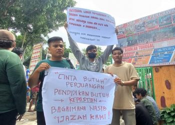 Pencawan School didemo terkait dengan persoalan status yayasan yang saat ini sedang ditangani pihak Poldasu. (Foto Romulo)