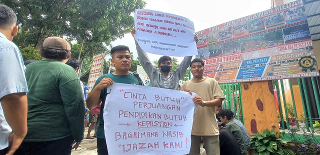 Pencawan School didemo terkait dengan persoalan status yayasan yang saat ini sedang ditangani pihak Poldasu. (Foto Romulo)