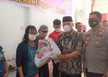 Kapolda Sumut Irjen Pol Panca Putra Simanjuntak melalui Wadir Ditpamobvit AKBP Yudhi Pinem dan Ketua DPD Walubi Sumut, Brilian Moktar saat menyerahkan bantuan. (Foto Ist)