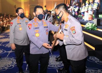 Kapolri Jenderal Listyo Sigit Prabowo menyerahkan penghargaan kepada Kabid Humas Polda Sumut, Kombes Pol Hadi Wahyudi sebagai Kabid Humas teraktif. (Foto Ist)