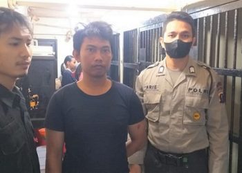 Pelaku rudakpaksa dua anak tiri ditahan Polres Tarutung. (Foto Ist)