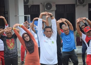 Suwarno Dirut PUD Pasar dan jajaran saat senam Kolaborasi Medan. (Foto Romulo)