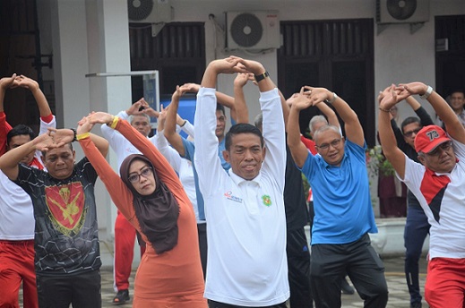 Suwarno Dirut PUD Pasar dan jajaran saat senam Kolaborasi Medan. (Foto Romulo)