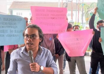 Puluhan massa aksi di Kantor Disdik Sumut terkait persoalan Yayasan Pendidikan Nasional Masty Pencawan sebagai pengelola Pencawan School. (Foto Romulo)