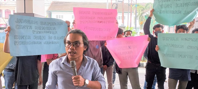 Puluhan massa aksi di Kantor Disdik Sumut terkait persoalan Yayasan Pendidikan Nasional Masty Pencawan sebagai pengelola Pencawan School. (Foto Romulo)