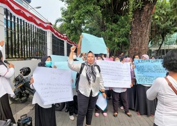 Guru Honor berunjuk rasa di Gedung DPRD Medan. (Foto Romulo)