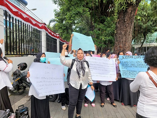 Guru Honor berunjuk rasa di Gedung DPRD Medan. (Foto Romulo)