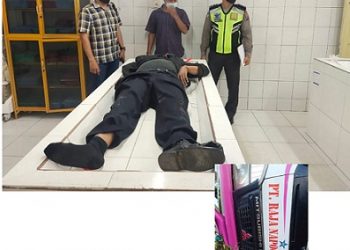 Kanit Laka IPTU Jonni FH Sinaga melihat kondisi jenajah Pengendara sepedamotor Honda Mega Pro BK 3417 TAM Ali Suhunanto Harahap visum di ruangan jenajah RSUD dr Djasamen Saragih Kota Siantar
