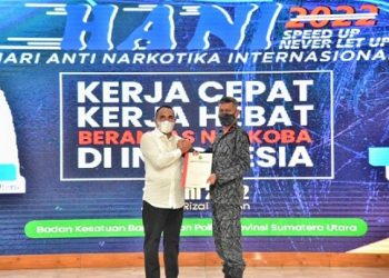 Gubsu Edy Rahmayadi serahkan dana hibah senilai Rp2 kepada Kepala BNNP Sumut, Brigjen Toga Panjaitan, pada peringatan HANI tahun 2022 di Aula Tengku Rizal Nurdin, Rumah Dinas Gubernur Sumut, Jalan Sudirman Medan. (Foto Ist)