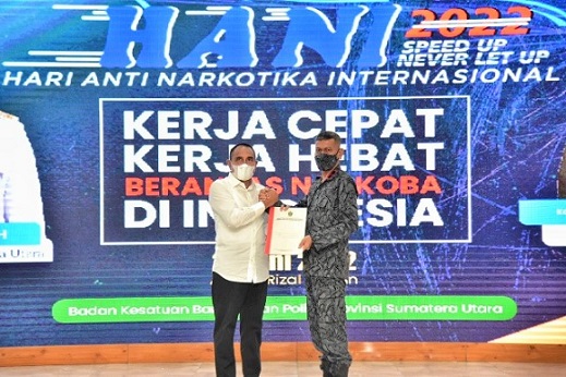 Gubsu Edy Rahmayadi serahkan dana hibah senilai Rp2 kepada Kepala BNNP Sumut, Brigjen Toga Panjaitan, pada peringatan HANI tahun 2022 di Aula Tengku Rizal Nurdin, Rumah Dinas Gubernur Sumut, Jalan Sudirman Medan. (Foto Ist)