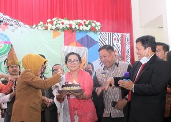 Plt Wali Kota Siantar, dr Susanti Dewayani SpA mendapat kejutan kue ulang tahun saat menghadiri pembukaan Sidang Sinode Bolon GKPS
