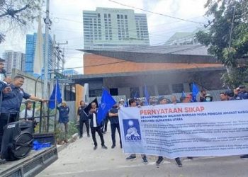 Holywings Club 9 di Jalan Puteri Merak Jingga, Medan Barat, Rabu (29/6) disegel massa BM PAN. (Foto Ist)